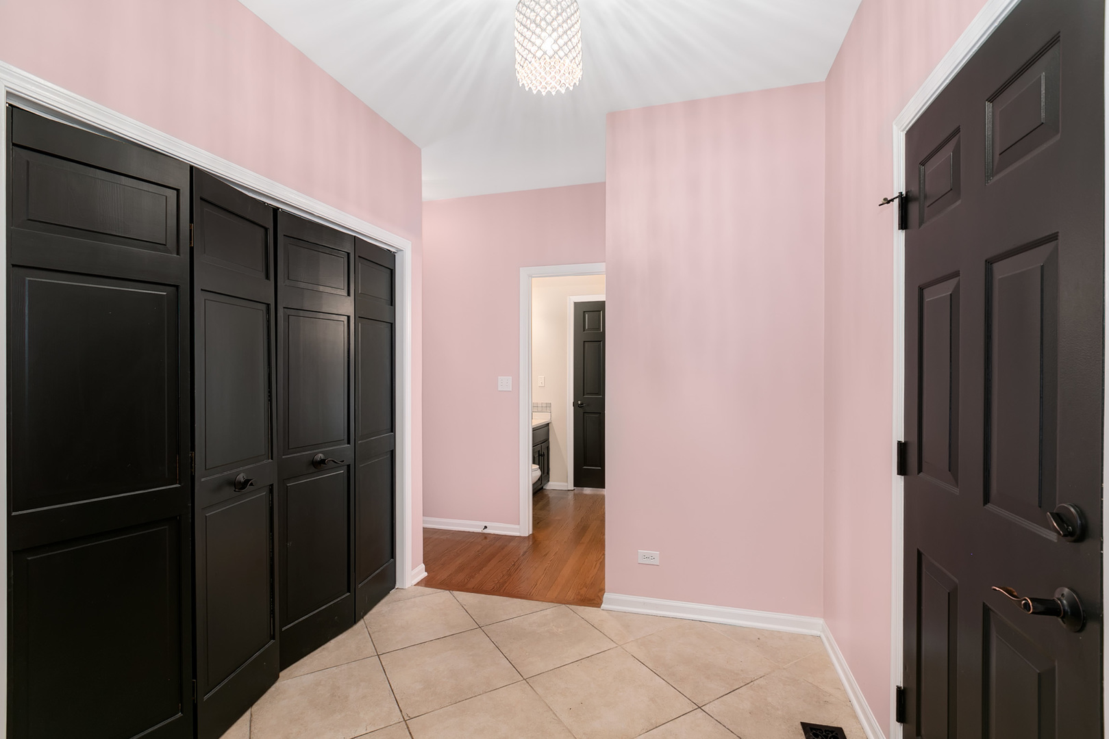464 Lewis Road Geneva, IL 60134 - Photo 7 of 33 a view of a hallway