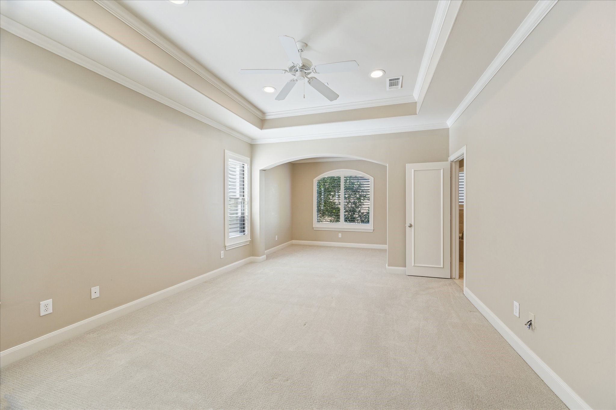 1712 McDuffie Street Houston, TX 77019 - Photo 12 of 27 an empty room with windows and ceiling fan