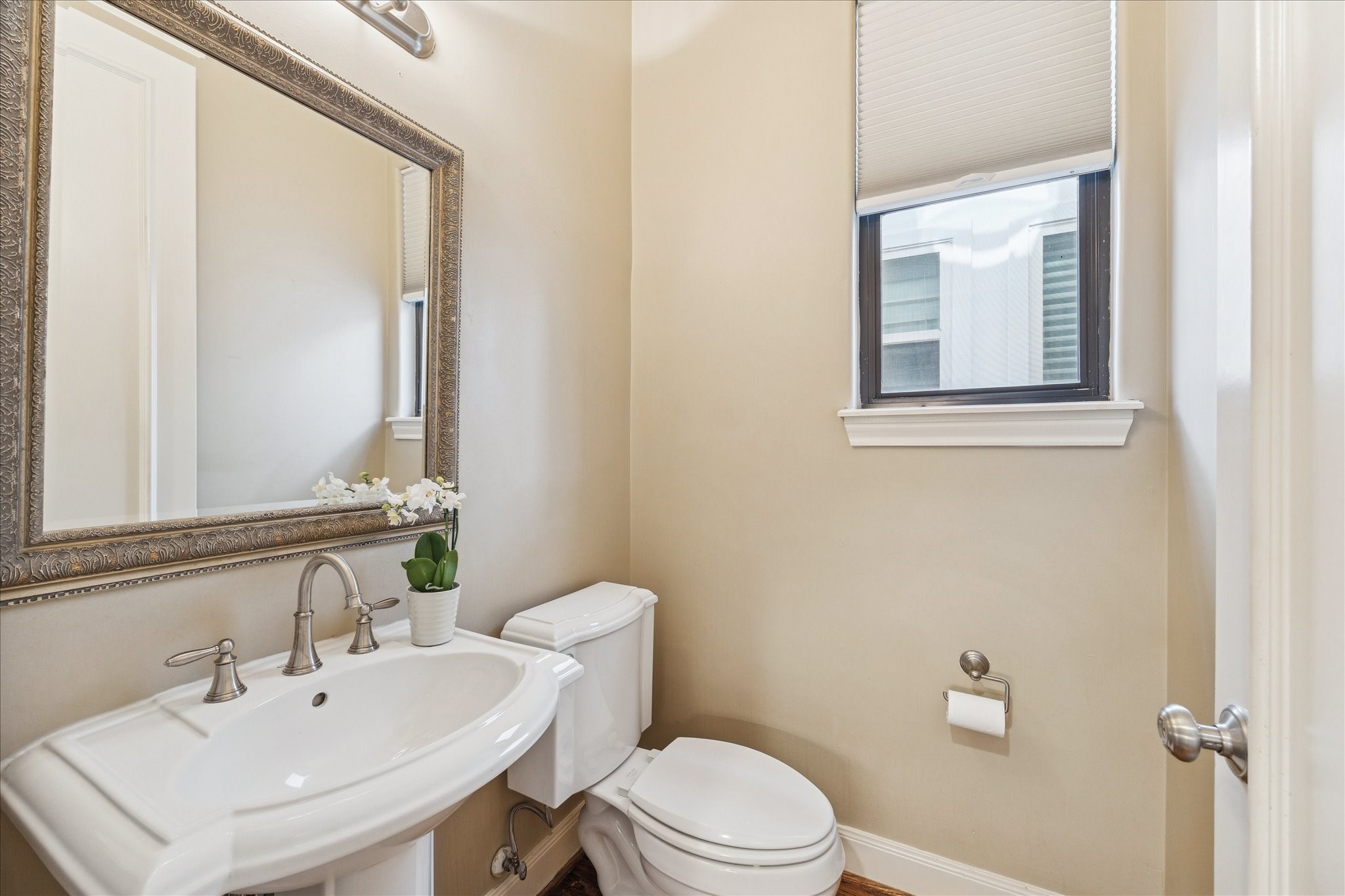 1712 McDuffie Street Houston, TX 77019 - Photo 21 of 27 a bathroom with a toilet a sink and mirror