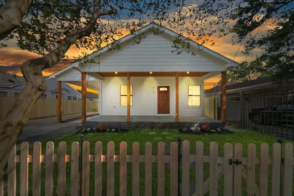 $2,400 | 815 Wilkes Street, Houston, TX 77009