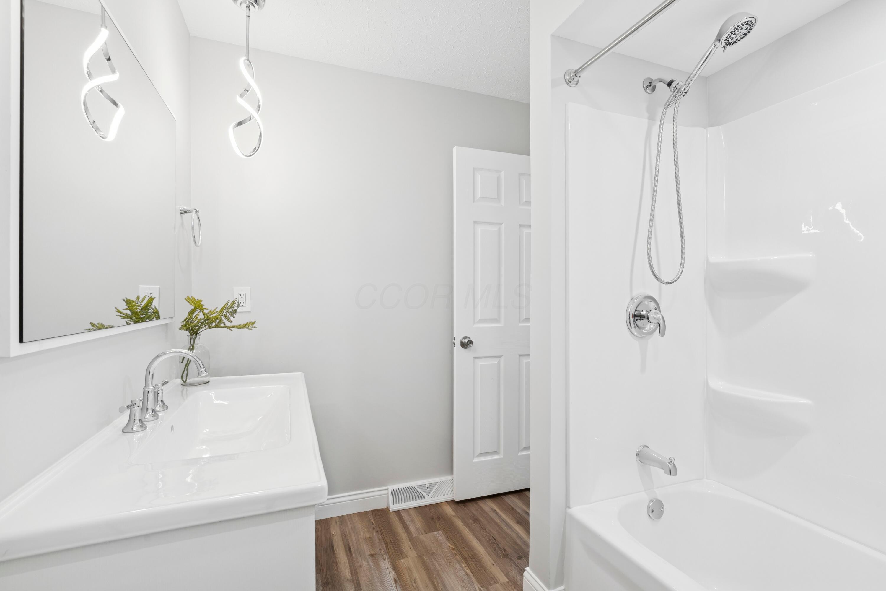5440 Aspen Road Columbus, OH 43229 - Photo 28 of 52 Hallway Full Bathroom
