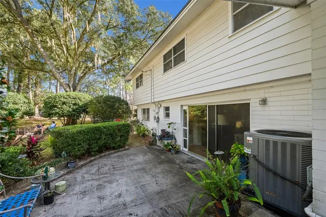 a view of a house with backyard and garden