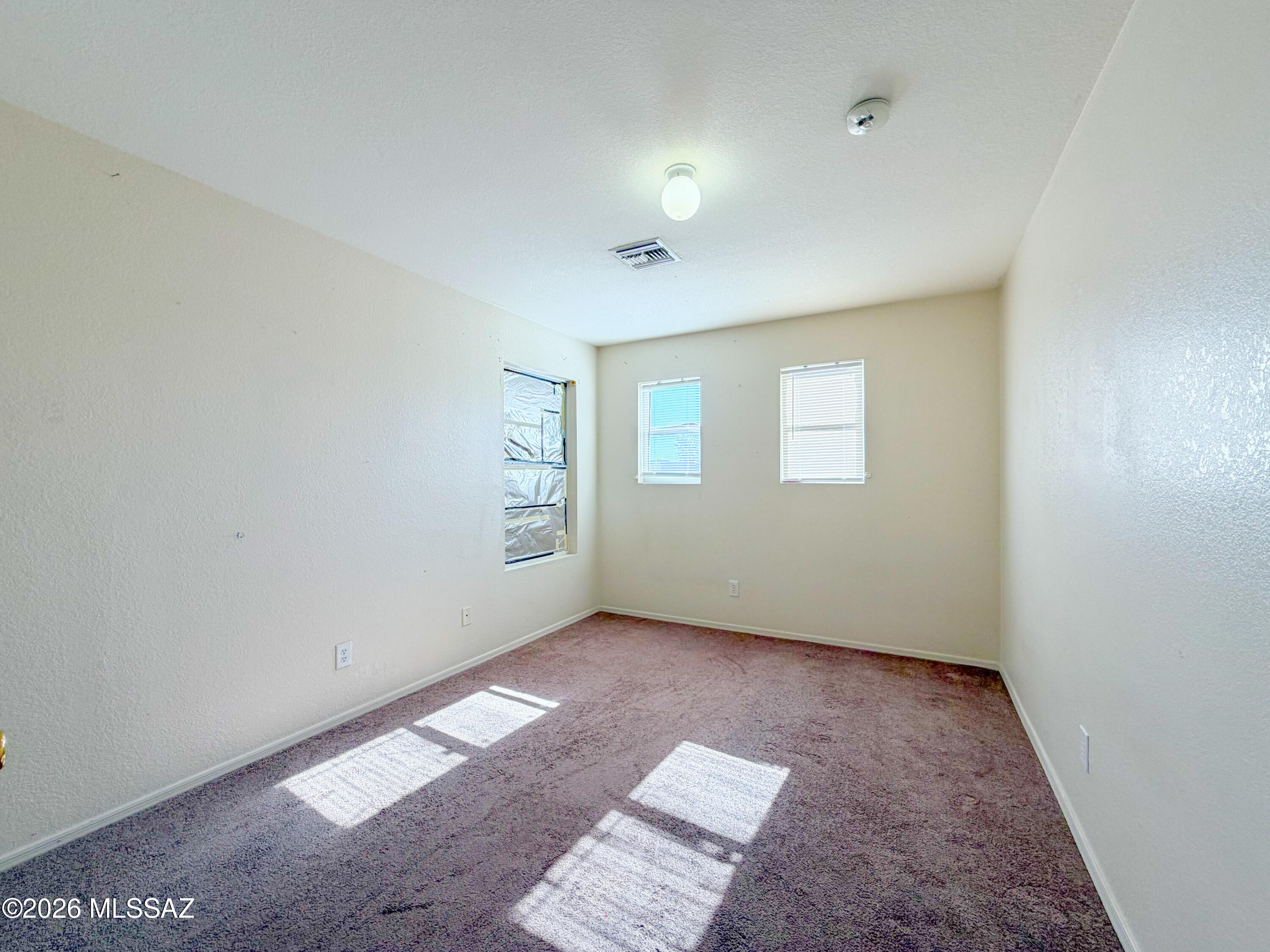 5779 South Manta Ray Road Tucson, AZ 85706 - Photo 20 of 30 an empty room with windows