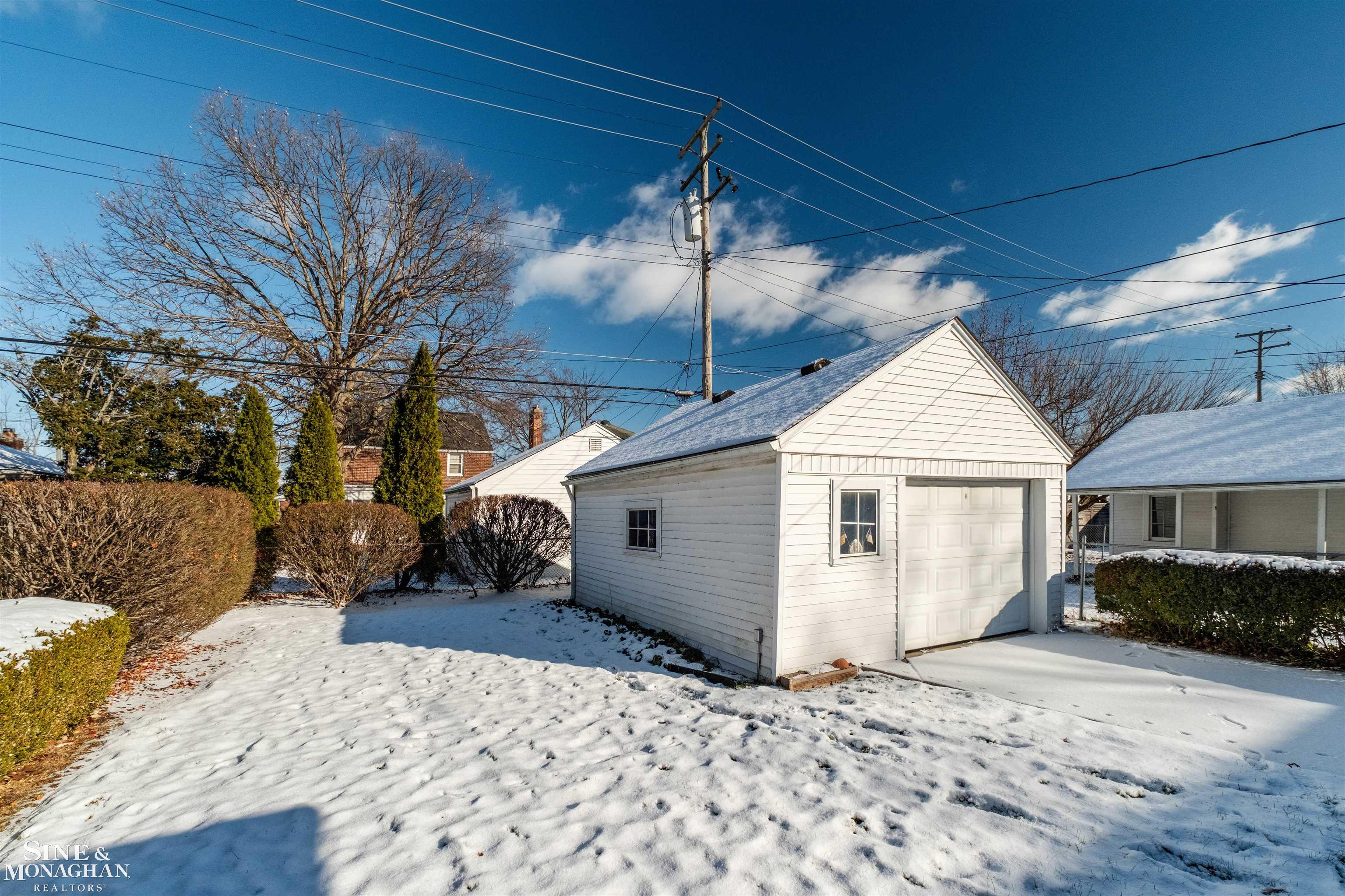 1922 Oxford Road Grosse Pointe, MI 48236 - Photo 26 of 34 50195881-547c21a6-4c5c-4672-a4af-bfd278989833.JPG