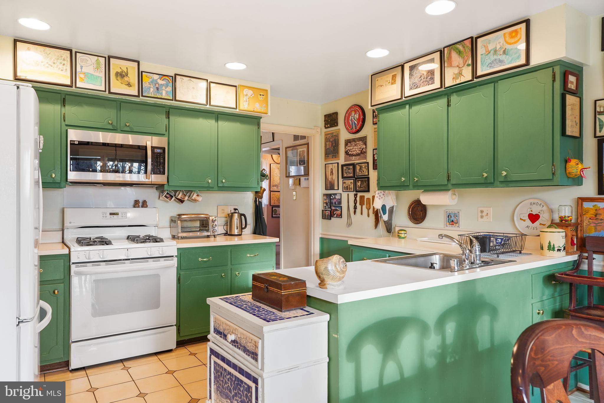 10505 Adel Road Oakton, VA 22124 - Photo 9 of 33