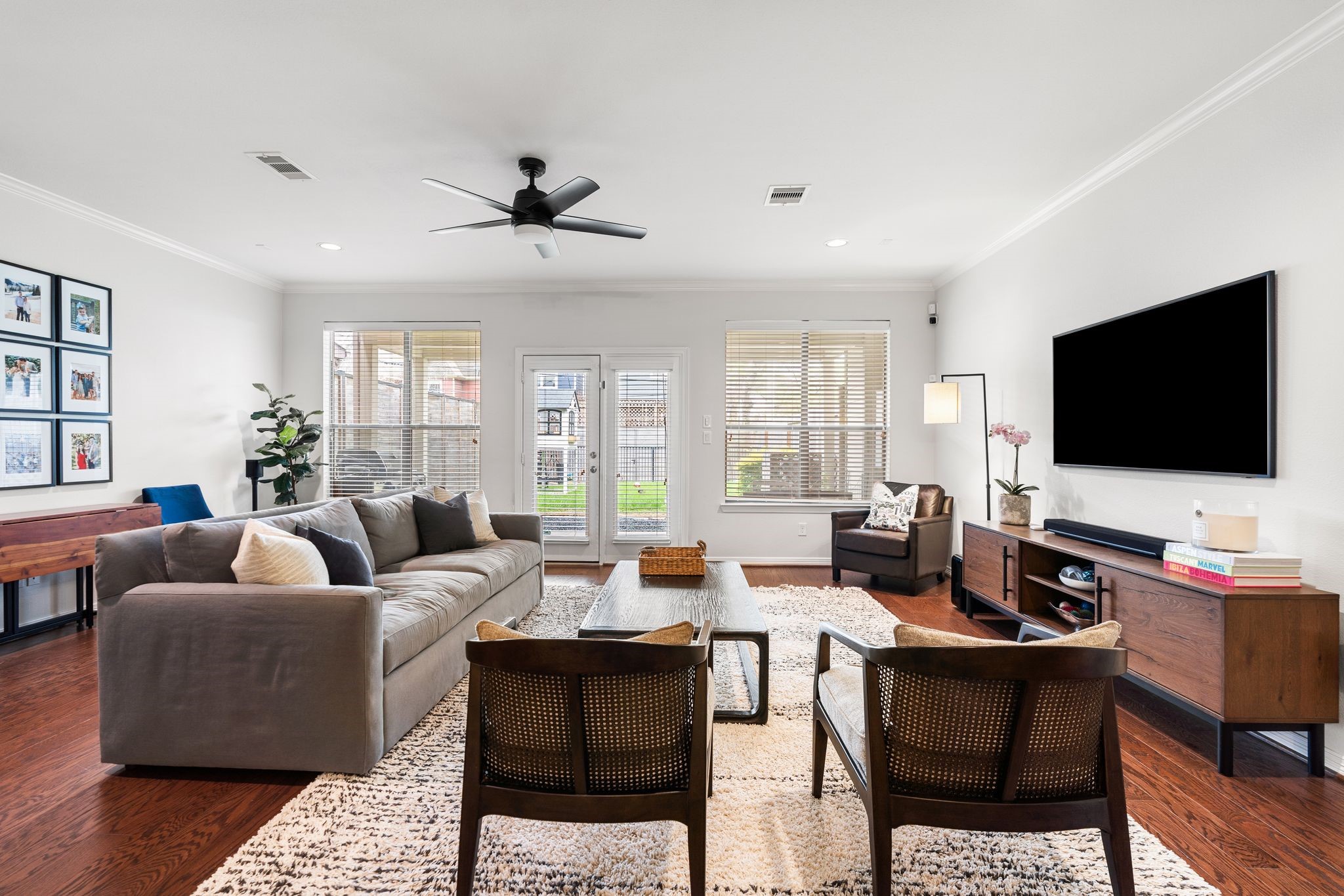 834 West 18th Street, Unit B Houston, TX 77008 - Photo 5 of 24 Oversized family room with 10 ft ceilings