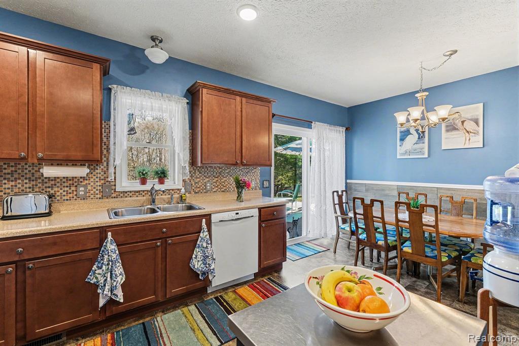 895 East Wardlow Road Highland, MI 48356 - Photo 8 of 32 Gallery Image 8
