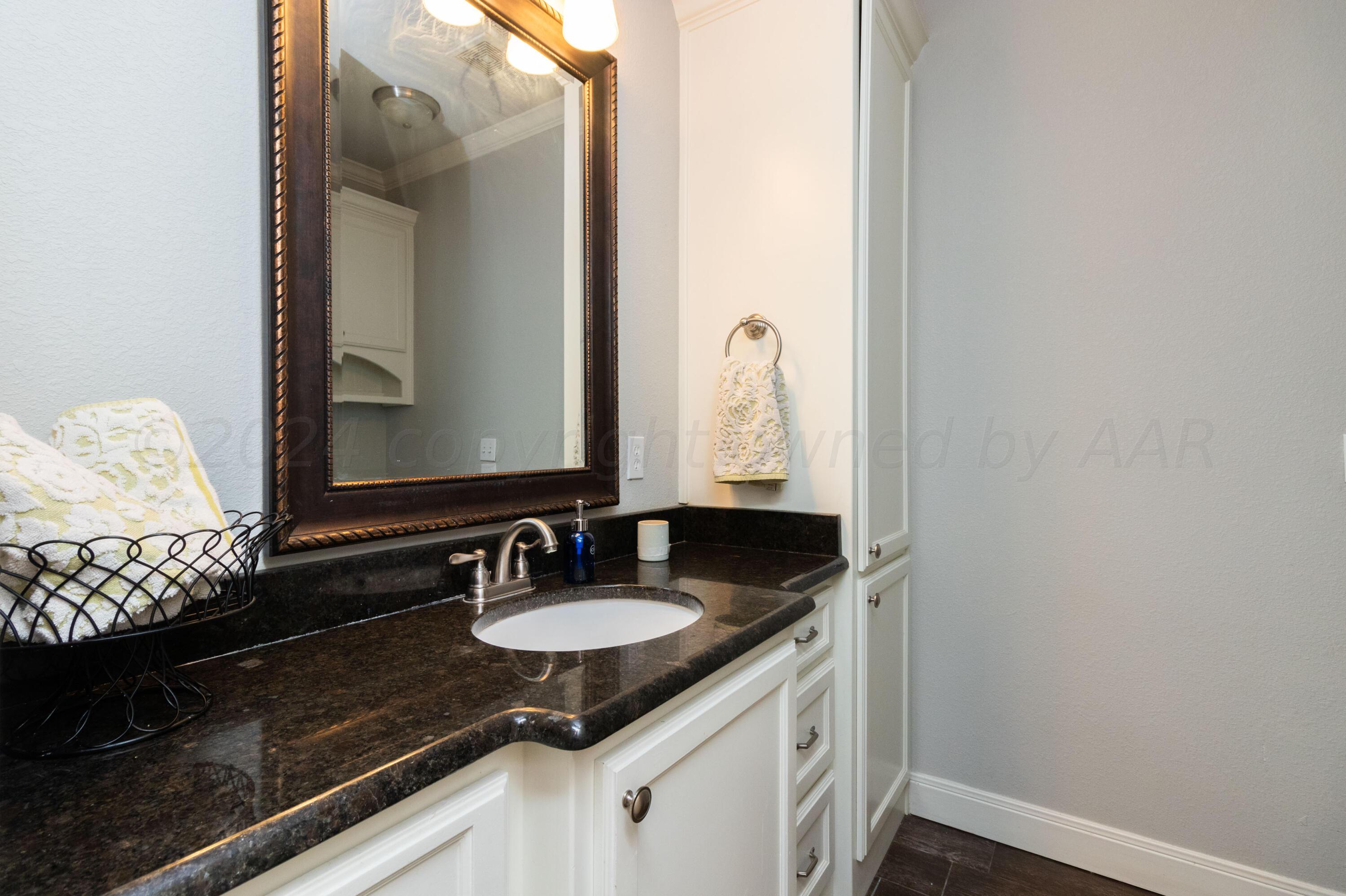 19701 Winding River Road Amarillo, TX 79119 - Photo 15 of 54 Hall Bathroom