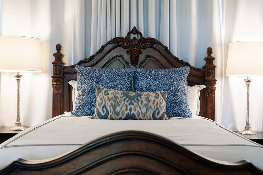 4748 Ocean Boulevard Destin, FL 32541 - Photo 50 of 80 a bedroom with a bed and a window