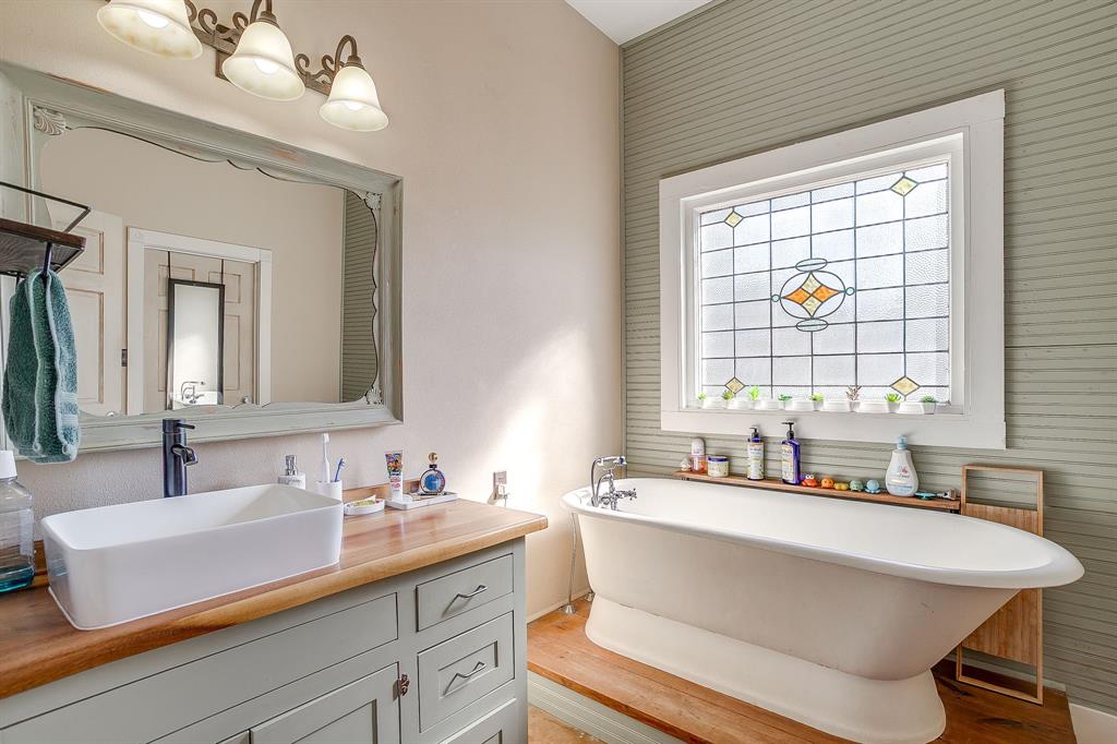 4200 Farm To Market 920 Weatherford, TX 76088 - Photo 15 of 40 a bathroom with a sink and a bathtub