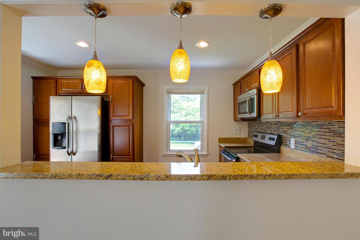 12 Congaree Court Baltimore, MD 21236 - Photo 14 of 25 Kitchen - Breakfast bar