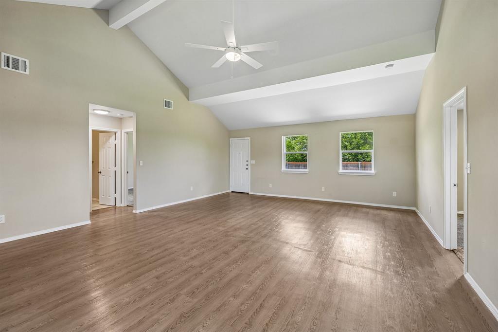 433 Whitney Court Rio Vista, TX 76093 - Photo 4 of 27 an empty room with windows and ceiling fan