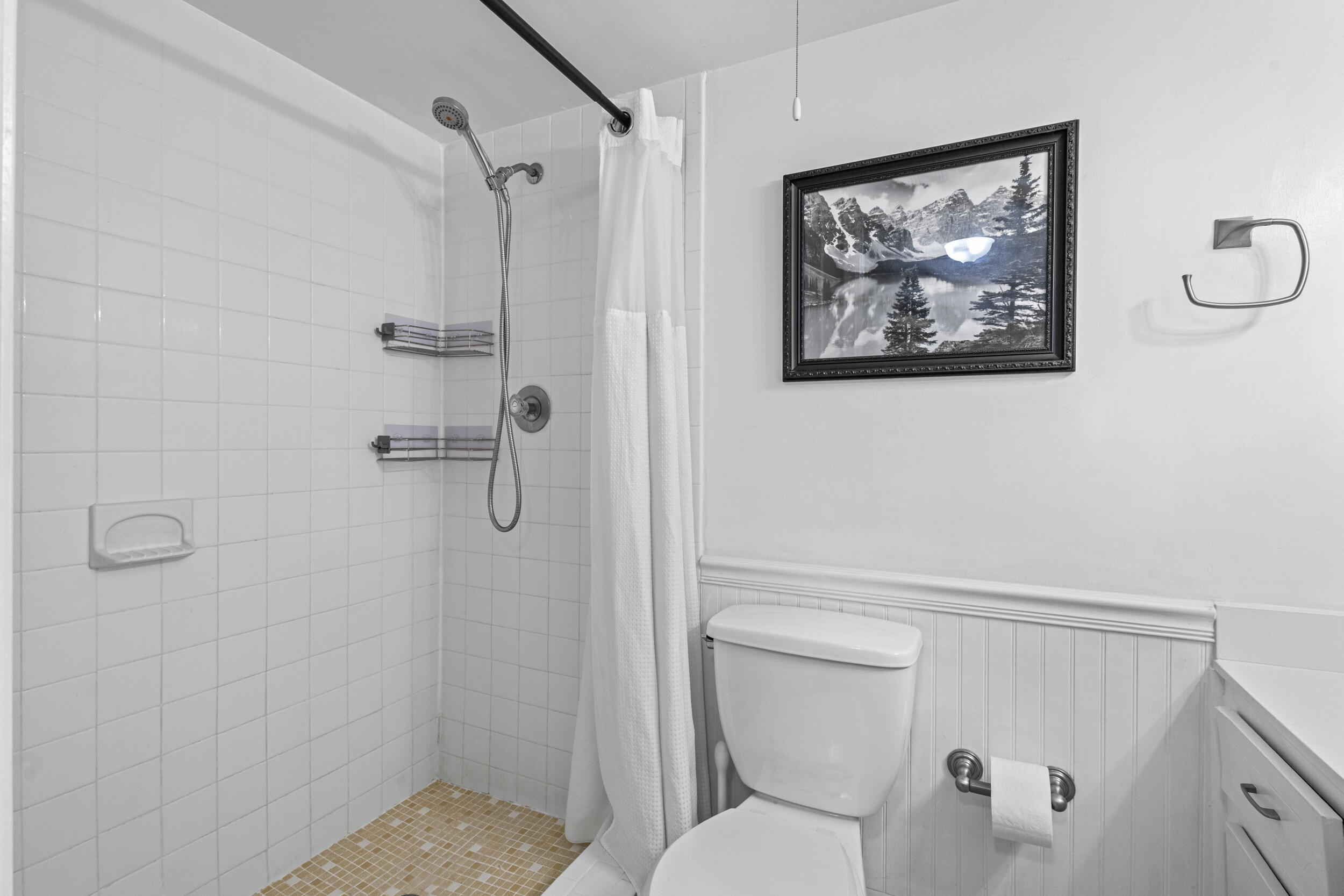 1600 Dover Road, Unit 210B Delray Beach, FL 33445 - Photo 17 of 38 Primary Ensuite Bathroom