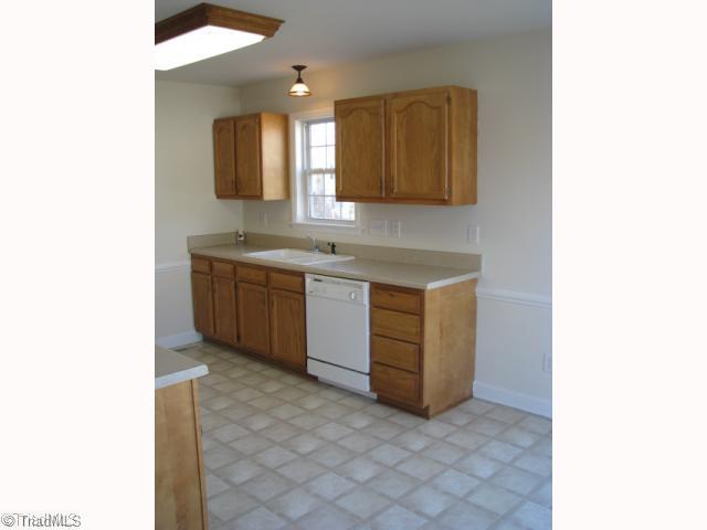 5135 Springhouse Farm Road Winston-Salem, NC 27107 - Photo 4 of 14 Kitchen.