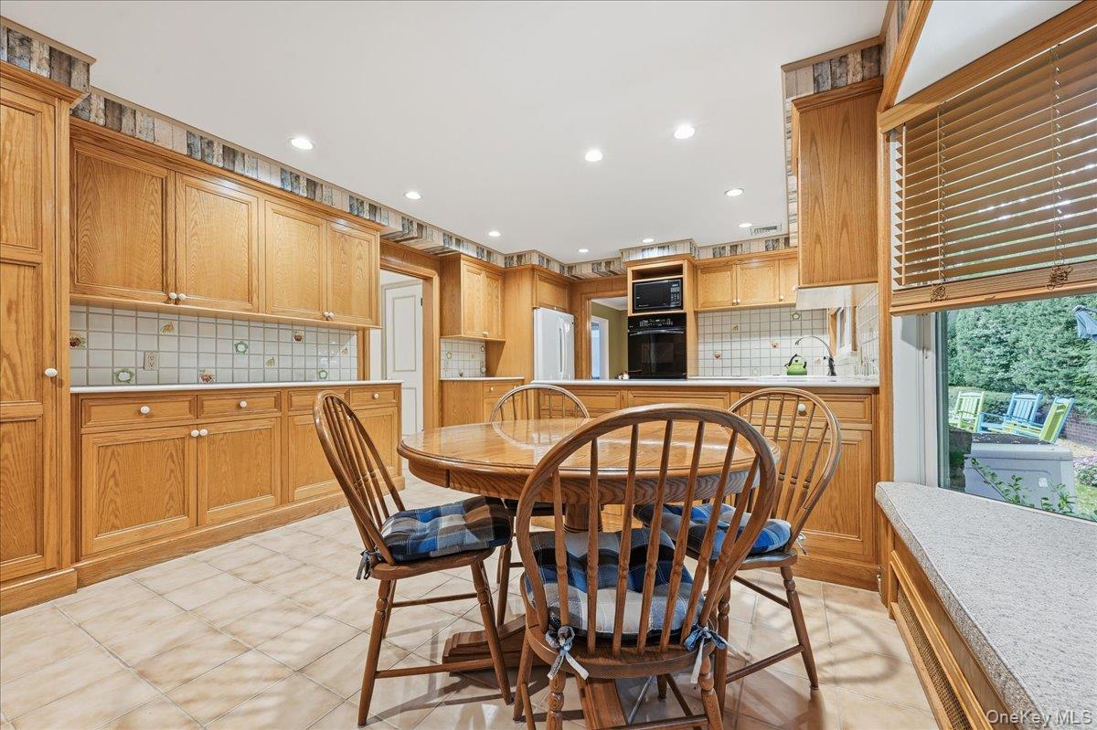 88 Luquer Road Manhasset, NY 11030 - Photo 12 of 38 a view of a chairs and table in the kitchen