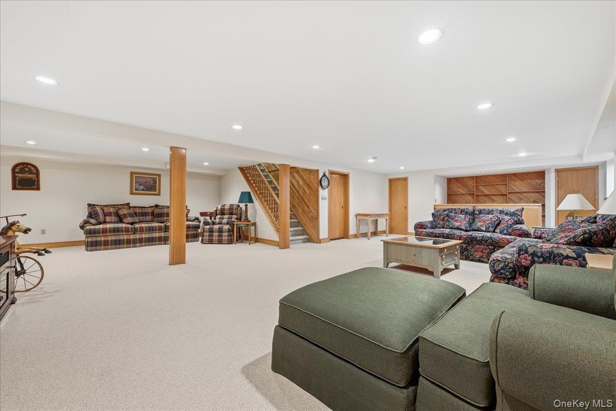 88 Luquer Road Manhasset, NY 11030 - Photo 30 of 38 a living room with furniture kitchen and a table