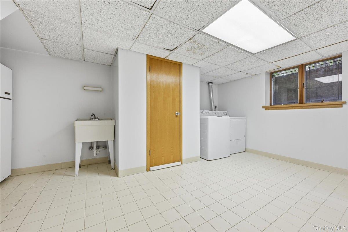88 Luquer Road Manhasset, NY 11030 - Photo 34 of 38 a view of a kitchen with furniture and a refrigerator