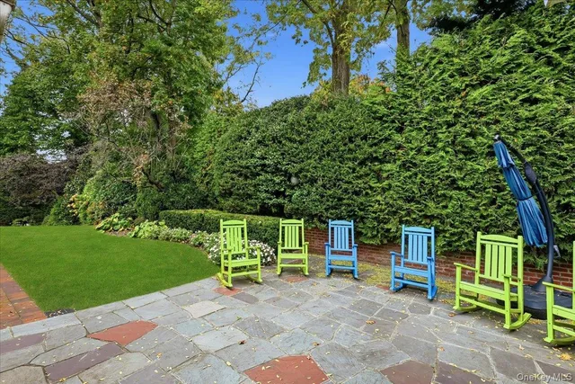 a view of backyard with trees and seating area