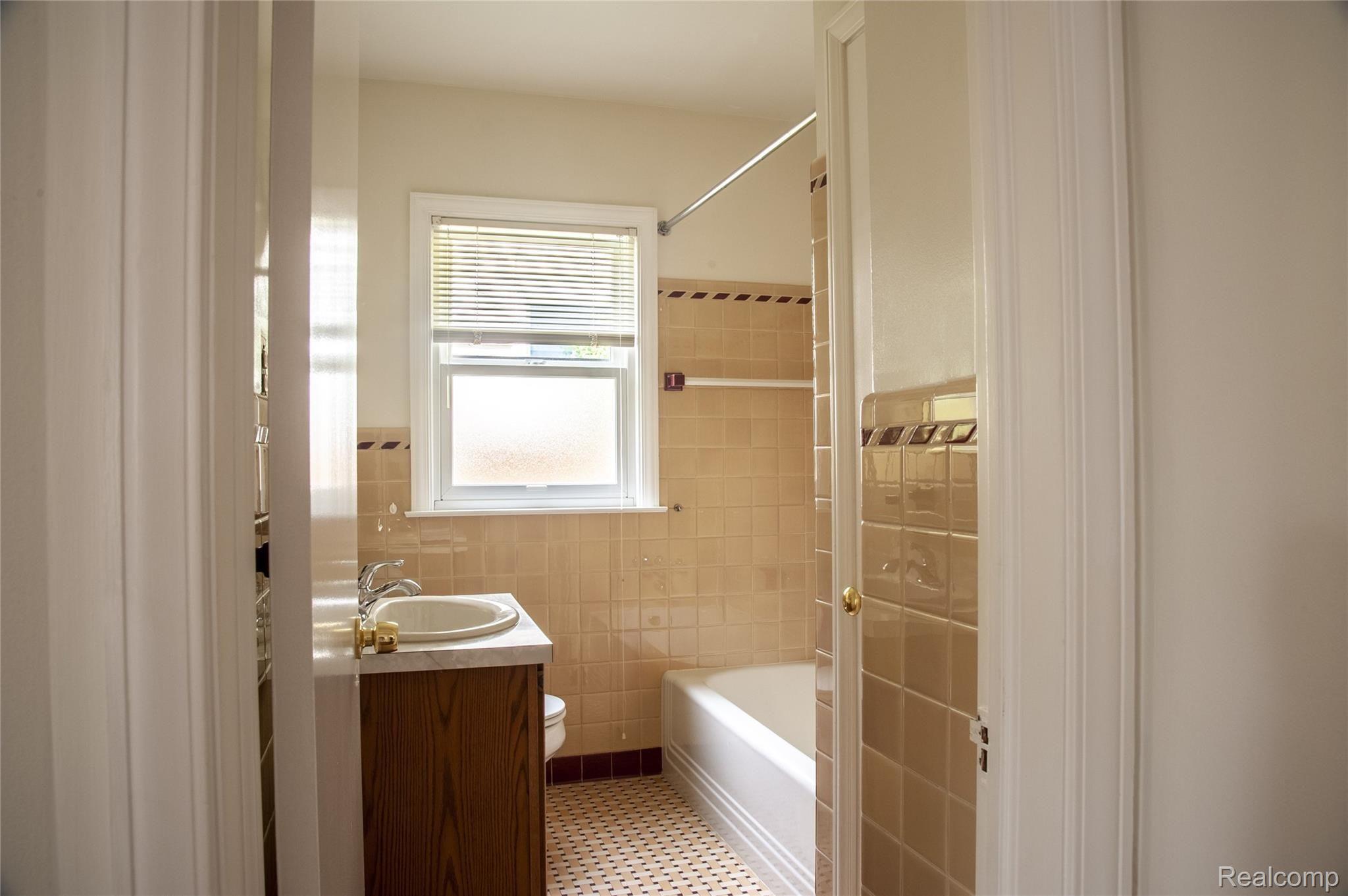 88 Oriole Road Pontiac, MI 48341 - Photo 14 of 33 14.jpg