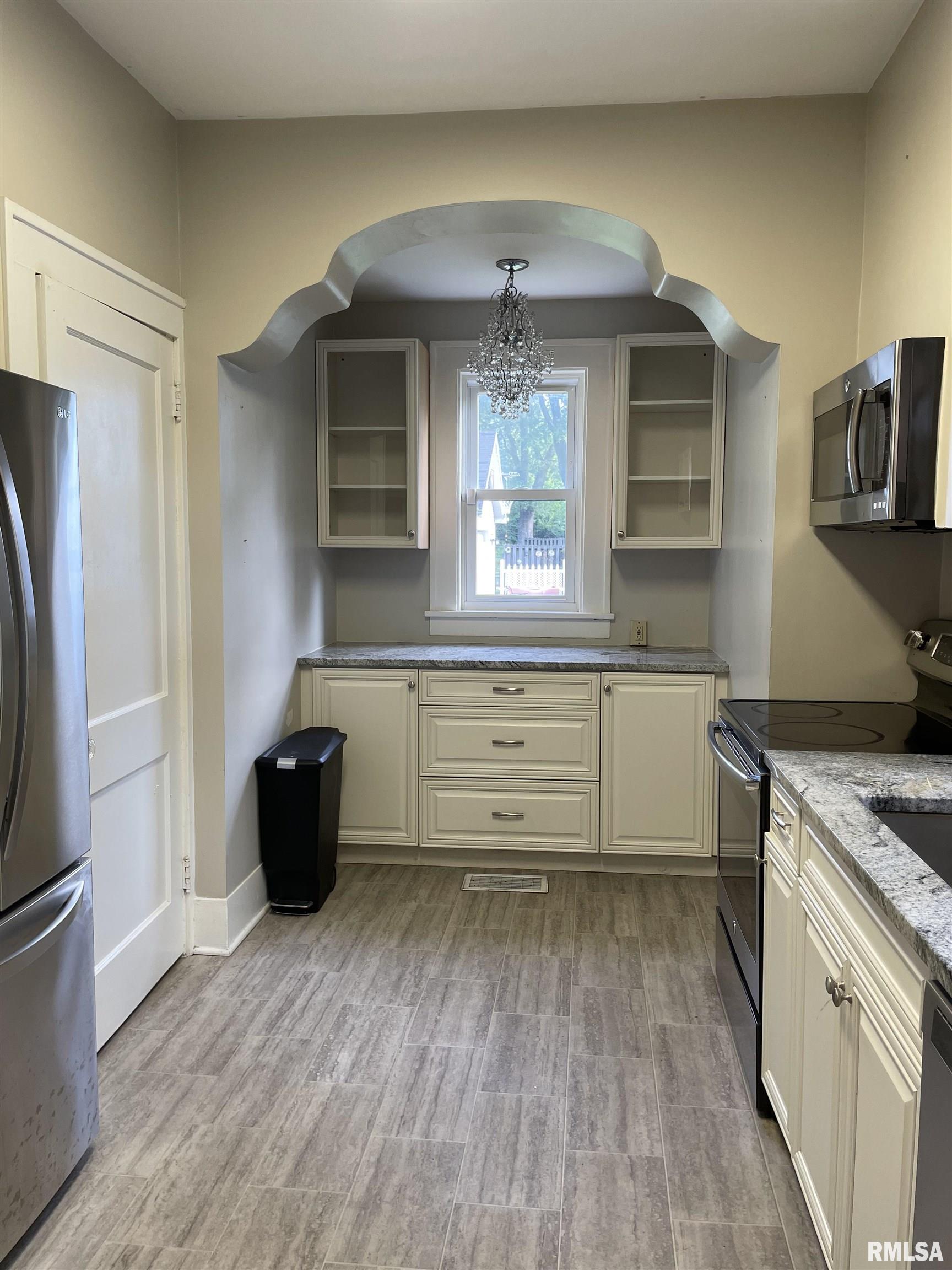 840 Edgehill Road Jacksonville, IL 62650 - Photo 23 of 41 Gallery Image 23