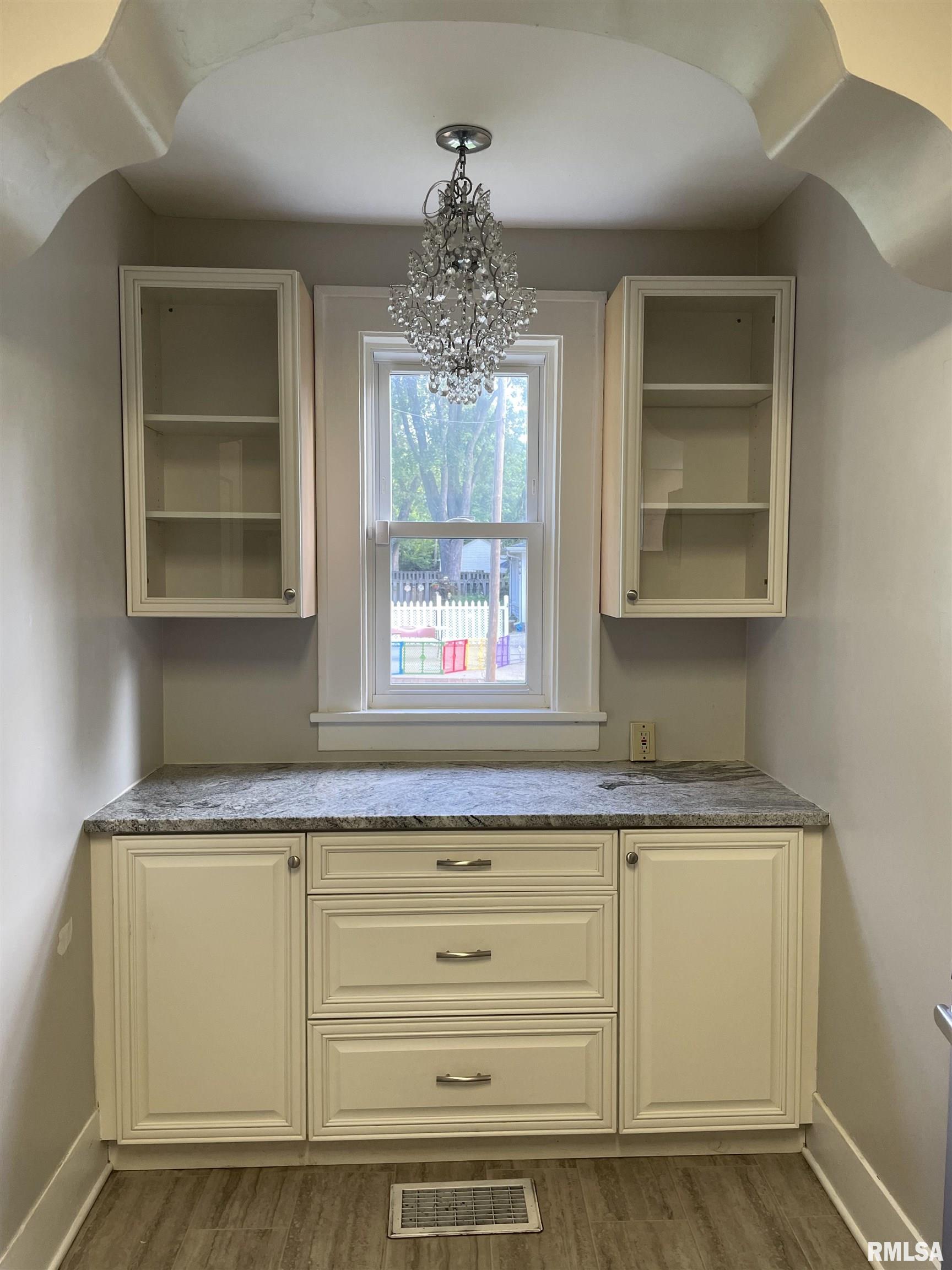 840 Edgehill Road Jacksonville, IL 62650 - Photo 24 of 41 Gallery Image 24