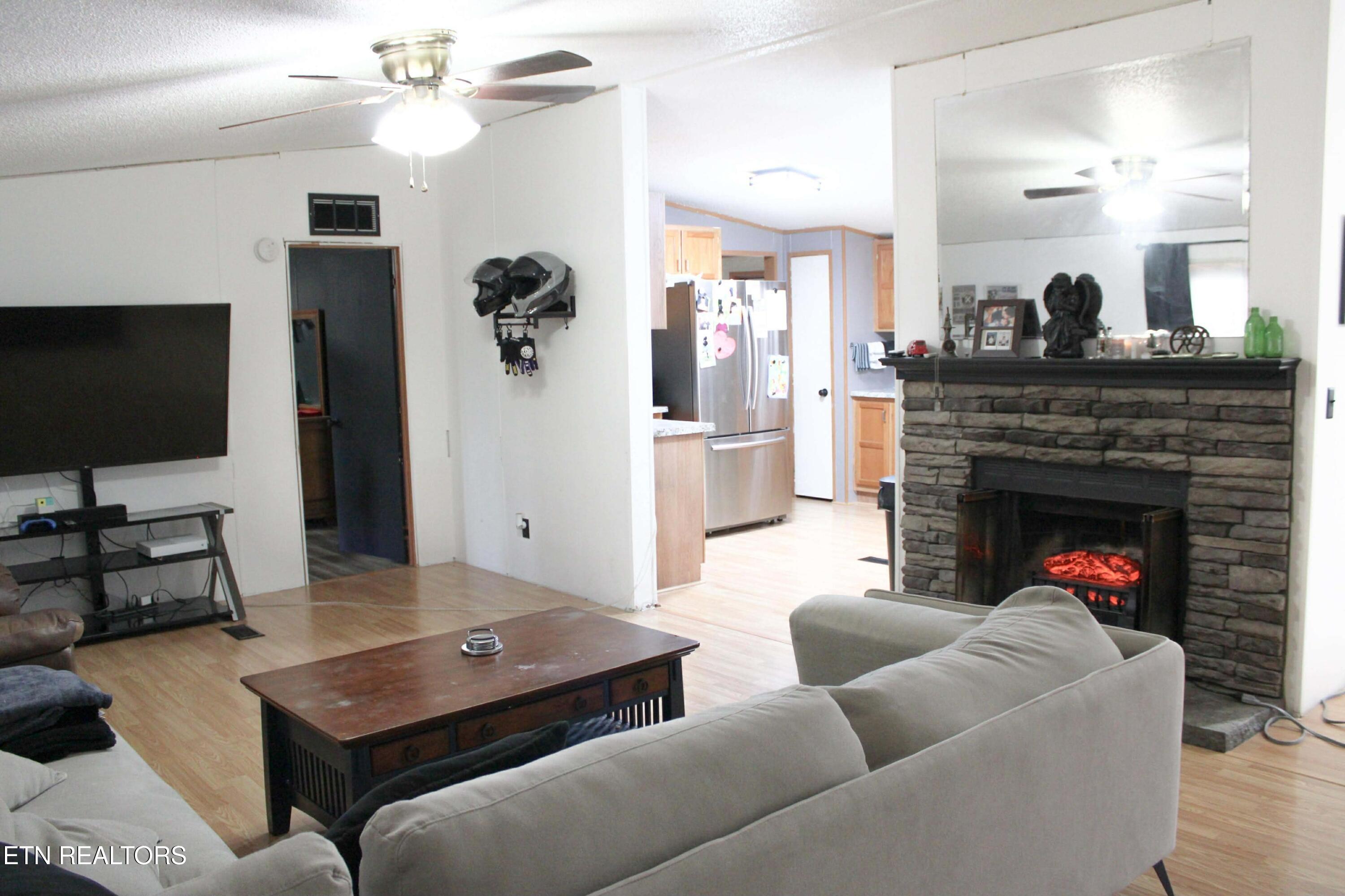 238 Hanging Rock Road Harriman, TN 37748 - Photo 4 of 11 living room