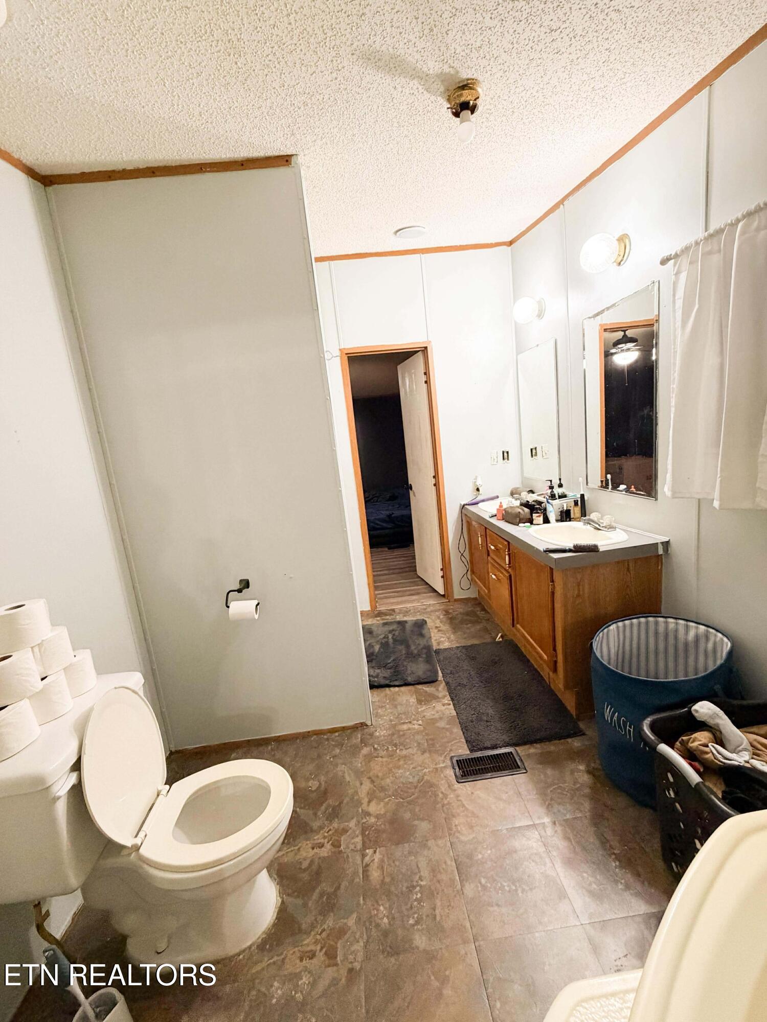 238 Hanging Rock Road Harriman, TN 37748 - Photo 8 of 11 masterbath