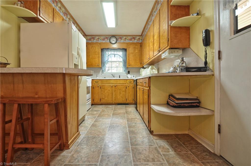 198 Yountz Road Lexington, NC 27292 - Photo 11 of 30 Kitchen with eat-in bar