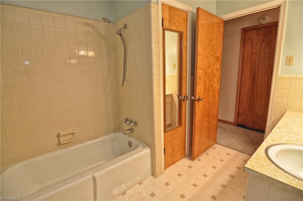 198 Yountz Road Lexington, NC 27292 - Photo 15 of 30 Full Bath