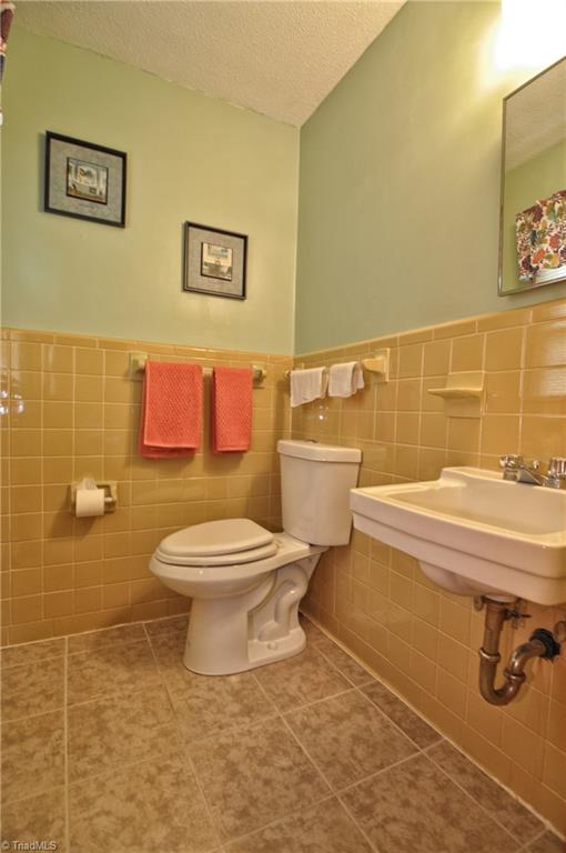 198 Yountz Road Lexington, NC 27292 - Photo 17 of 30 Half Bath in Master