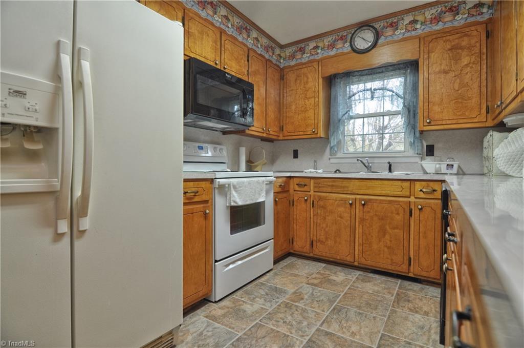 198 Yountz Road Lexington, NC 27292 - Photo 10 of 30 Kitchen