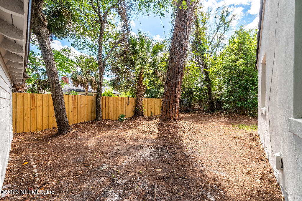 2215 Larchmont Road Jacksonville, FL 32207 - Photo 13 of 20 12