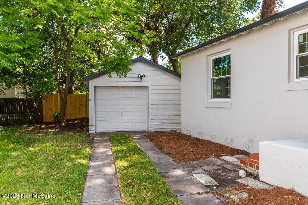 2215 Larchmont Road Jacksonville, FL 32207 - Photo 7 of 20 06