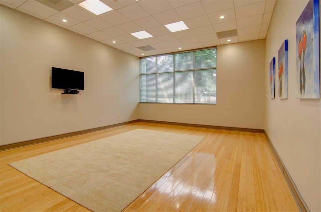 655 Riverside Drive, Unit 805A Memphis, TN 38103 - Photo 19 of 25 an empty room with windows