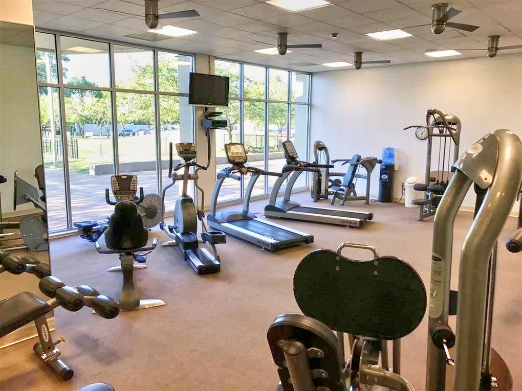 655 Riverside Drive, Unit 805A Memphis, TN 38103 - Photo 20 of 25 a room with gym equipment and windows