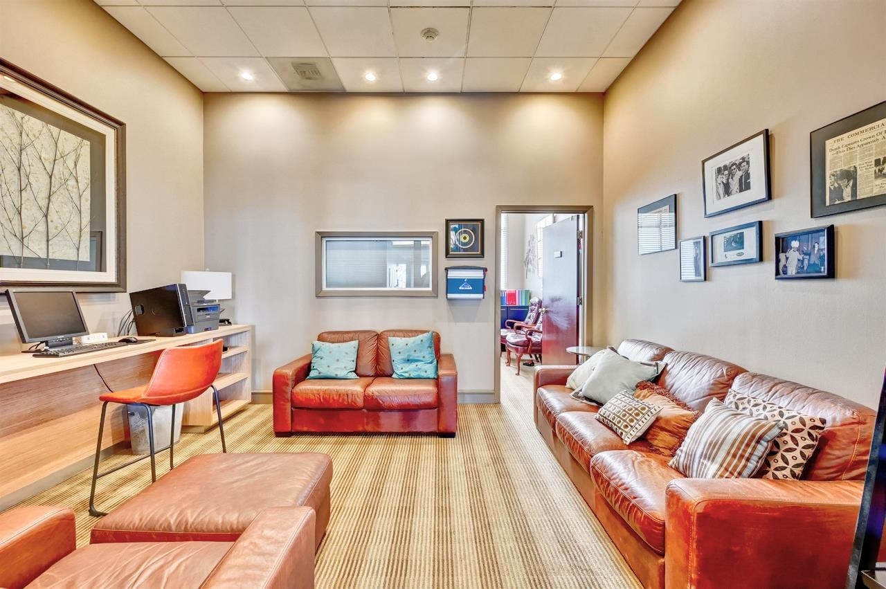 655 Riverside Drive, Unit 805A Memphis, TN 38103 - Photo 21 of 25 a living room with furniture and a couch