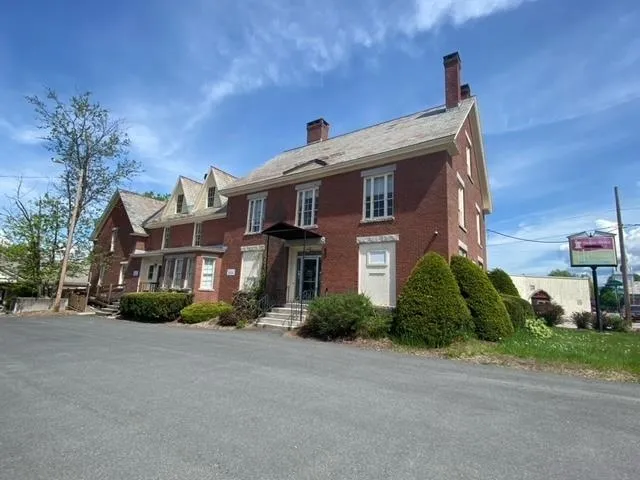 $1,250 | 109 Pleasant Street, Unit 201, Claremont, NH 03743