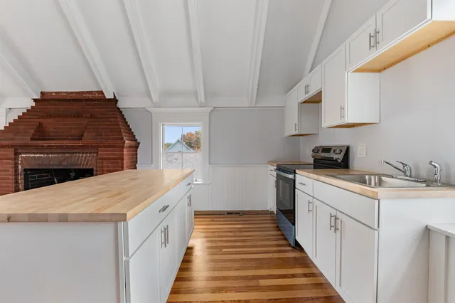 $1,250 | 109 Pleasant Street, Unit 201, Claremont, NH 03743