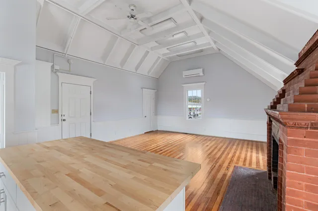 $1,250 | 109 Pleasant Street, Unit 201, Claremont, NH 03743