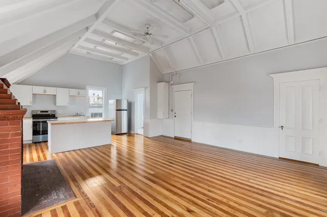 $1,250 | 109 Pleasant Street, Unit 201, Claremont, NH 03743