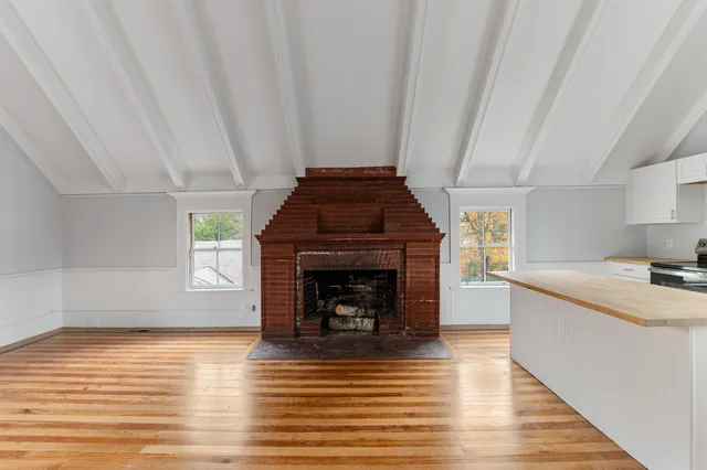 $1,250 | 109 Pleasant Street, Unit 201, Claremont, NH 03743