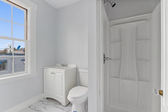 $1,250 | 109 Pleasant Street, Unit 201, Claremont, NH 03743