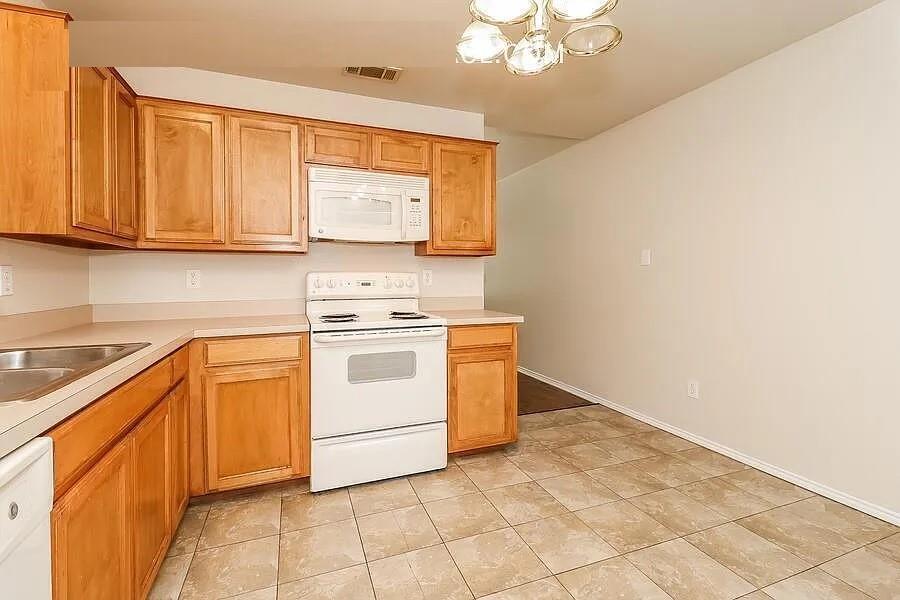 136 Stewart Bend Court, Unit A Azle, TX 76020 - Photo 8 of 14