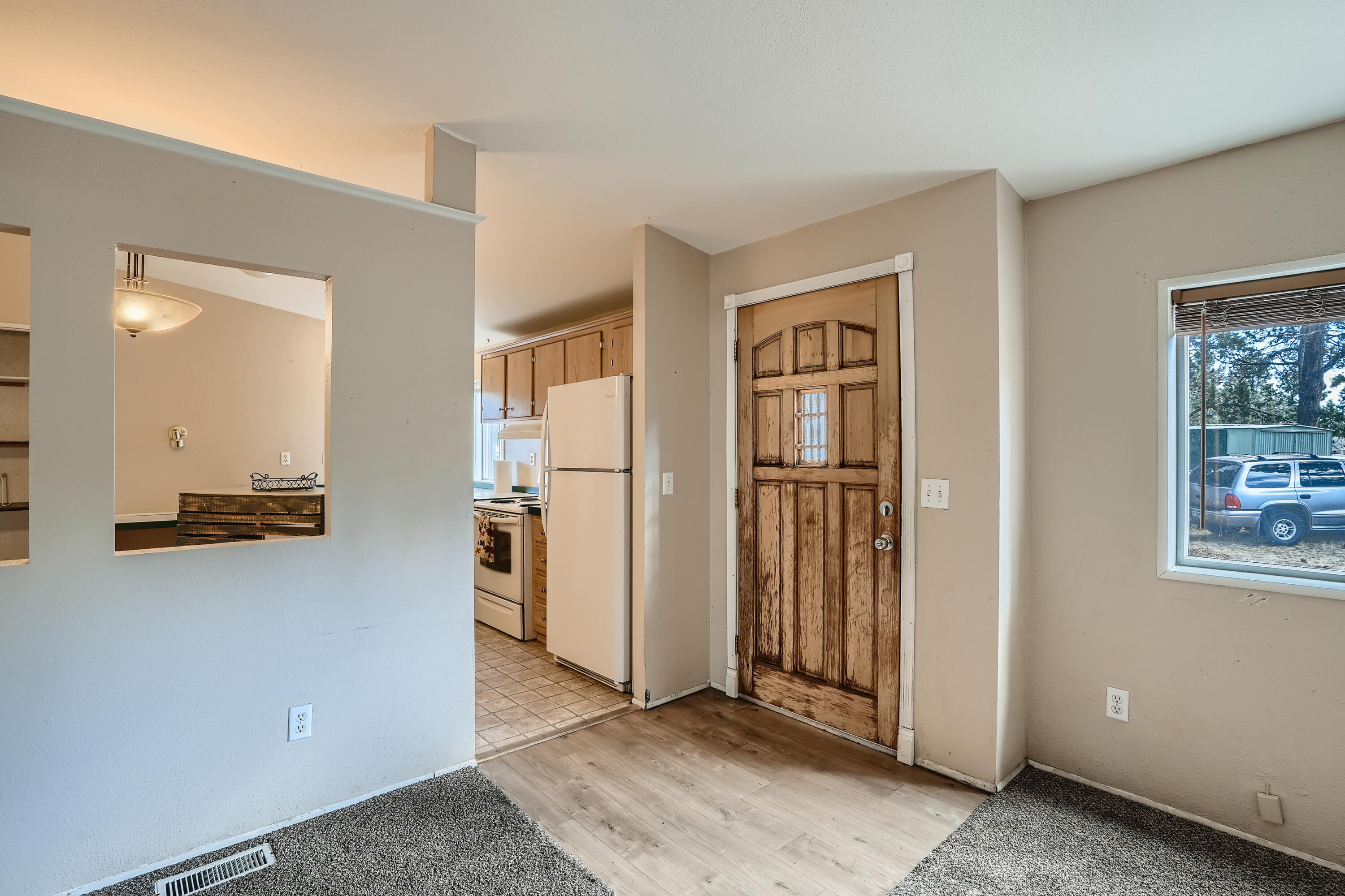60901 Brosterhous Road, Unit 734 Bend, OR 97702 - Photo 3 of 17 06 Foyer