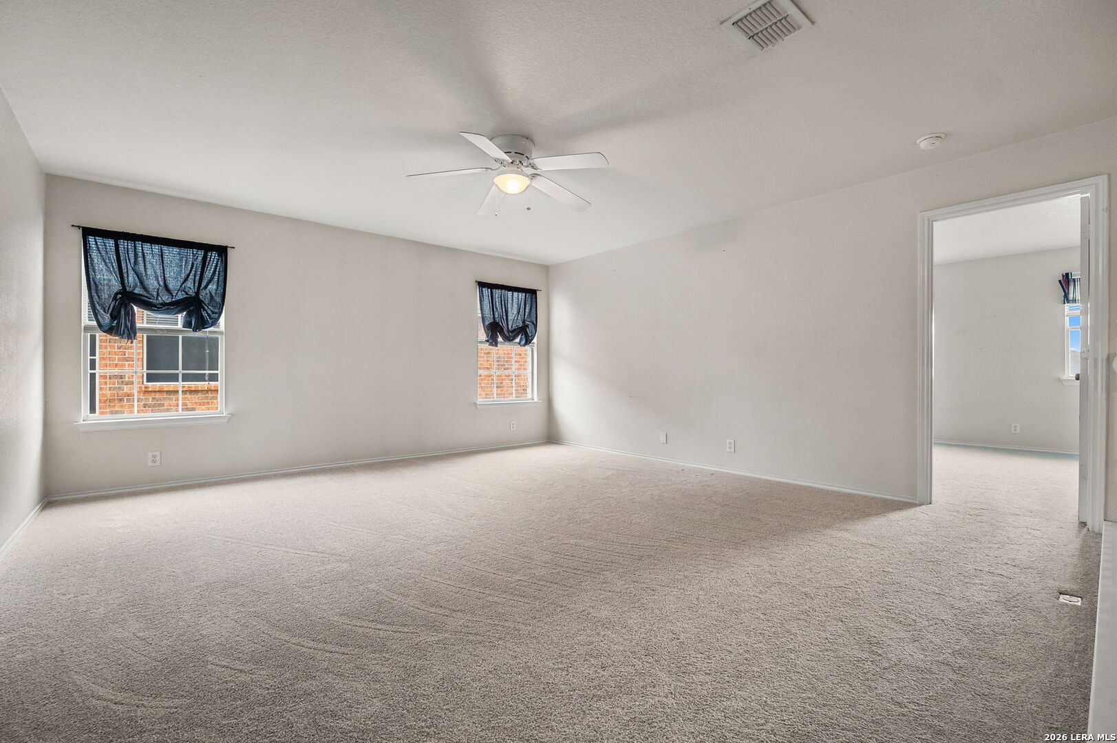 7207 Avery Road Live Oak, TX 78233 - Photo 19 of 32 an empty room with windows and ceiling fan