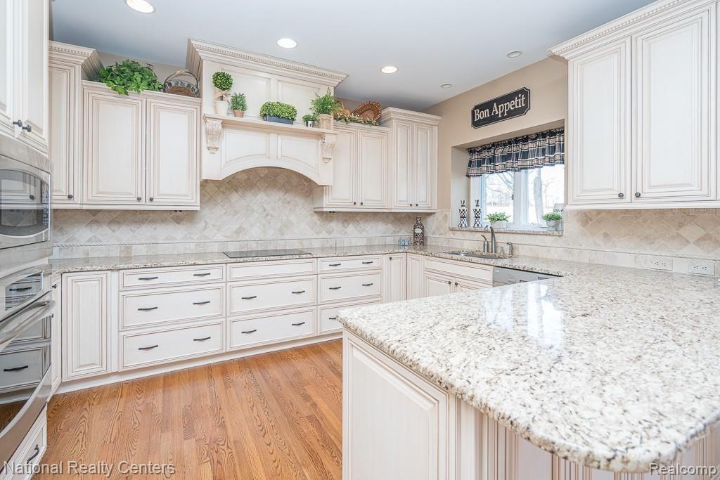 424 Inverness Highland, MI 48357 - Photo 11 of 45 10.jpg