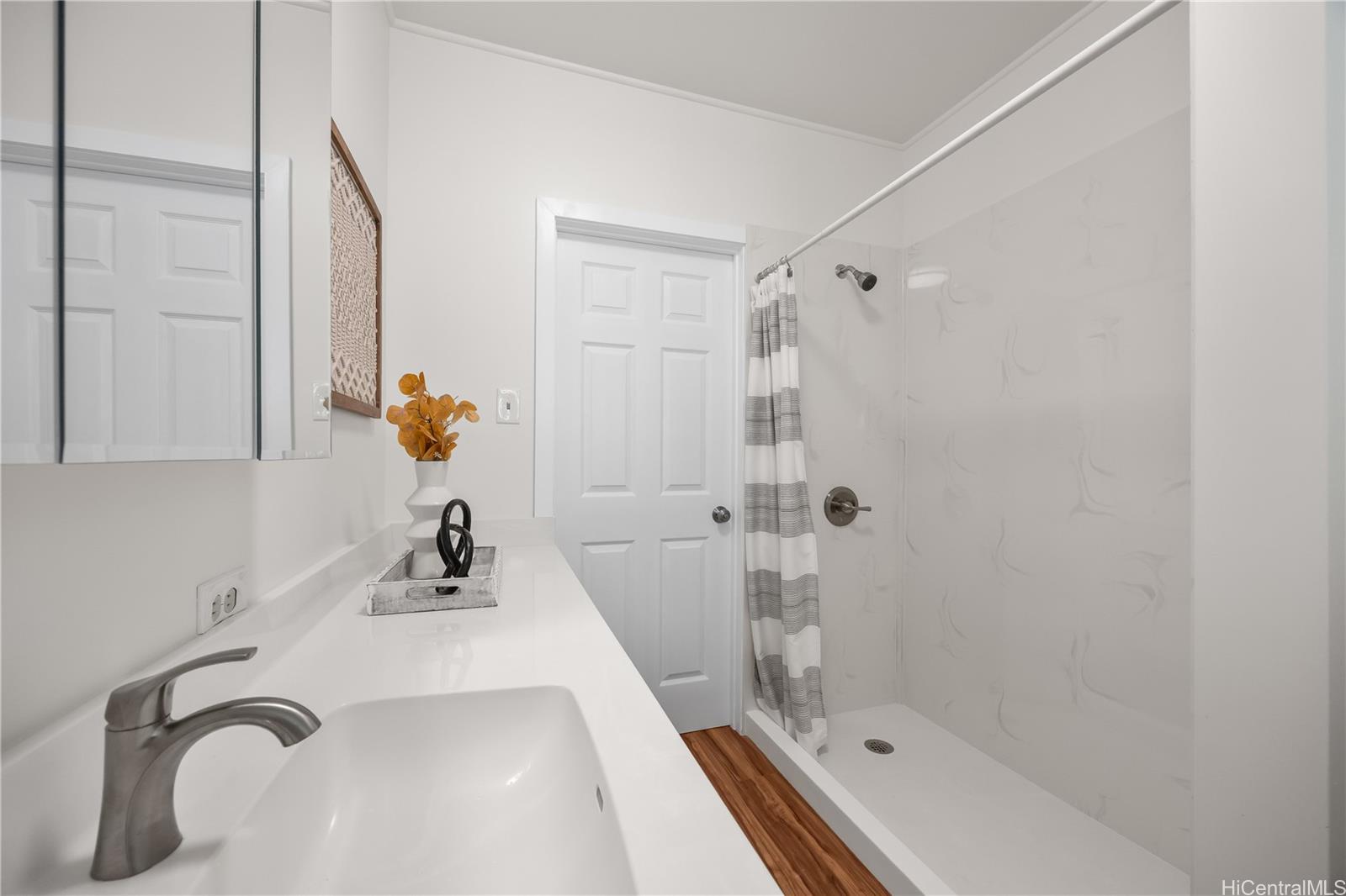 19 Hinalo Place Honolulu, HI 96817 - Photo 13 of 25 a bathroom with a sink and a mirror