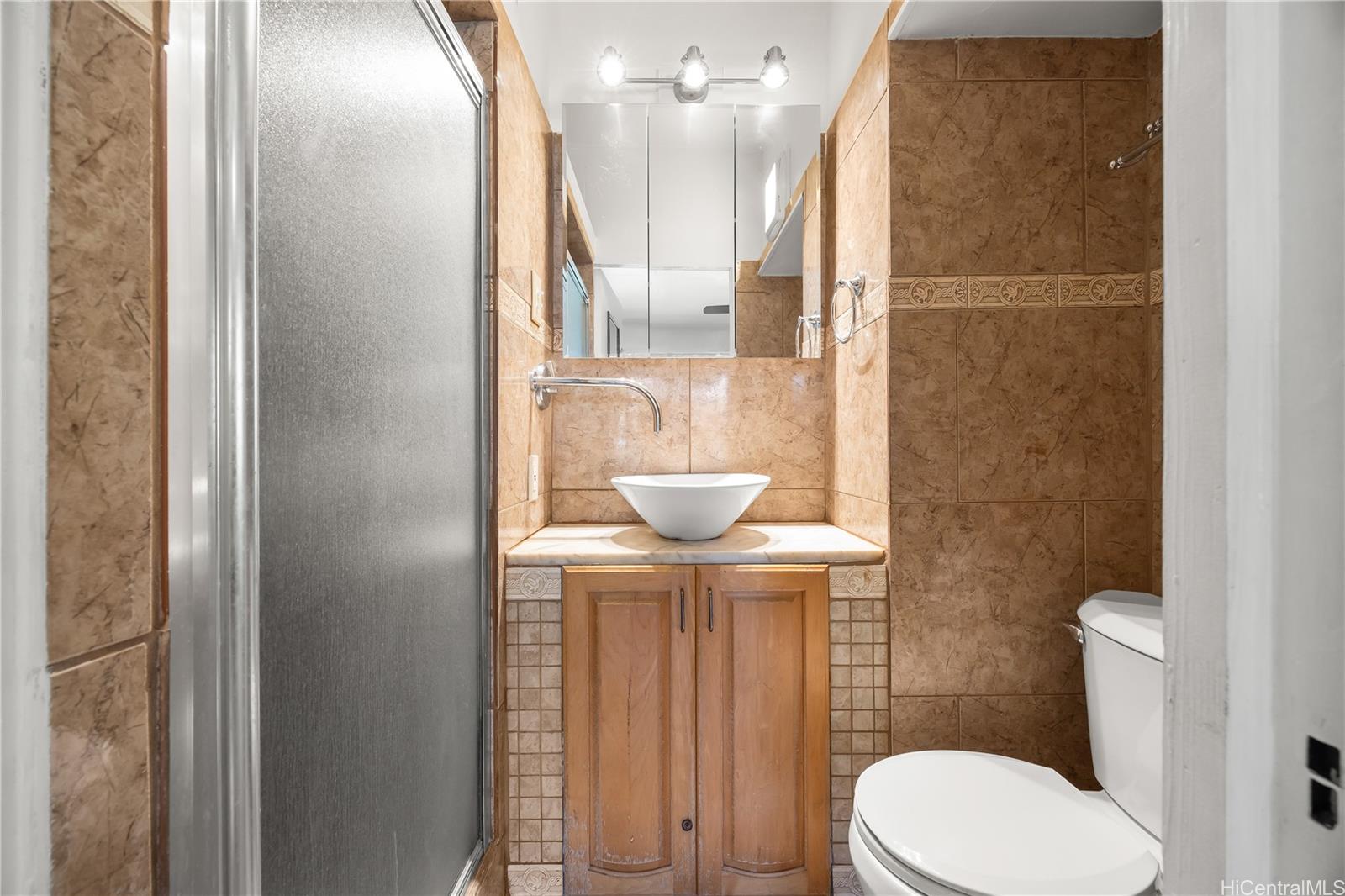 19 Hinalo Place Honolulu, HI 96817 - Photo 15 of 25 a bathroom with a toilet a sink and mirror