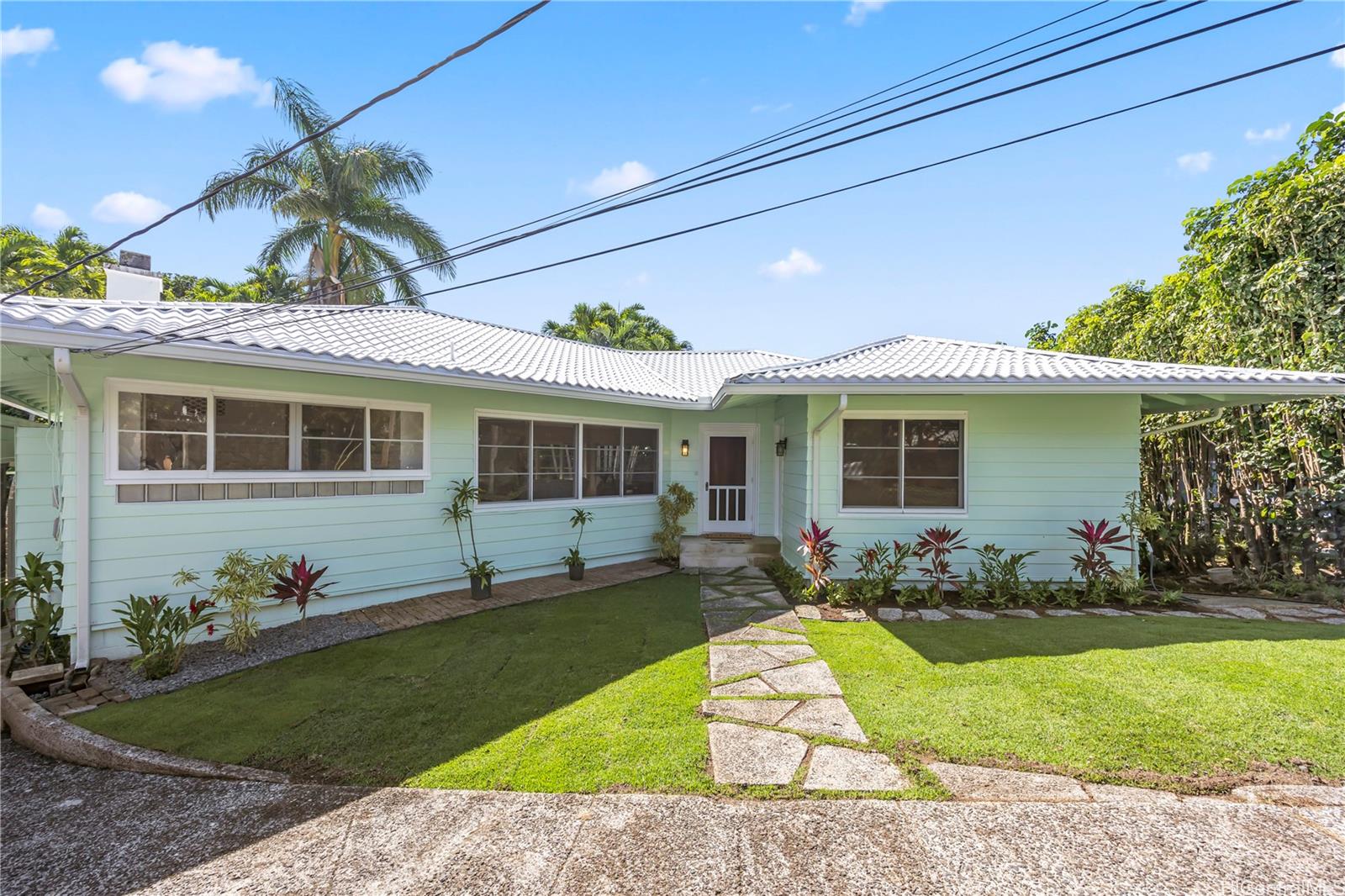 19 Hinalo Place Honolulu, HI 96817 - Photo 2 of 25 a front view of house with yard