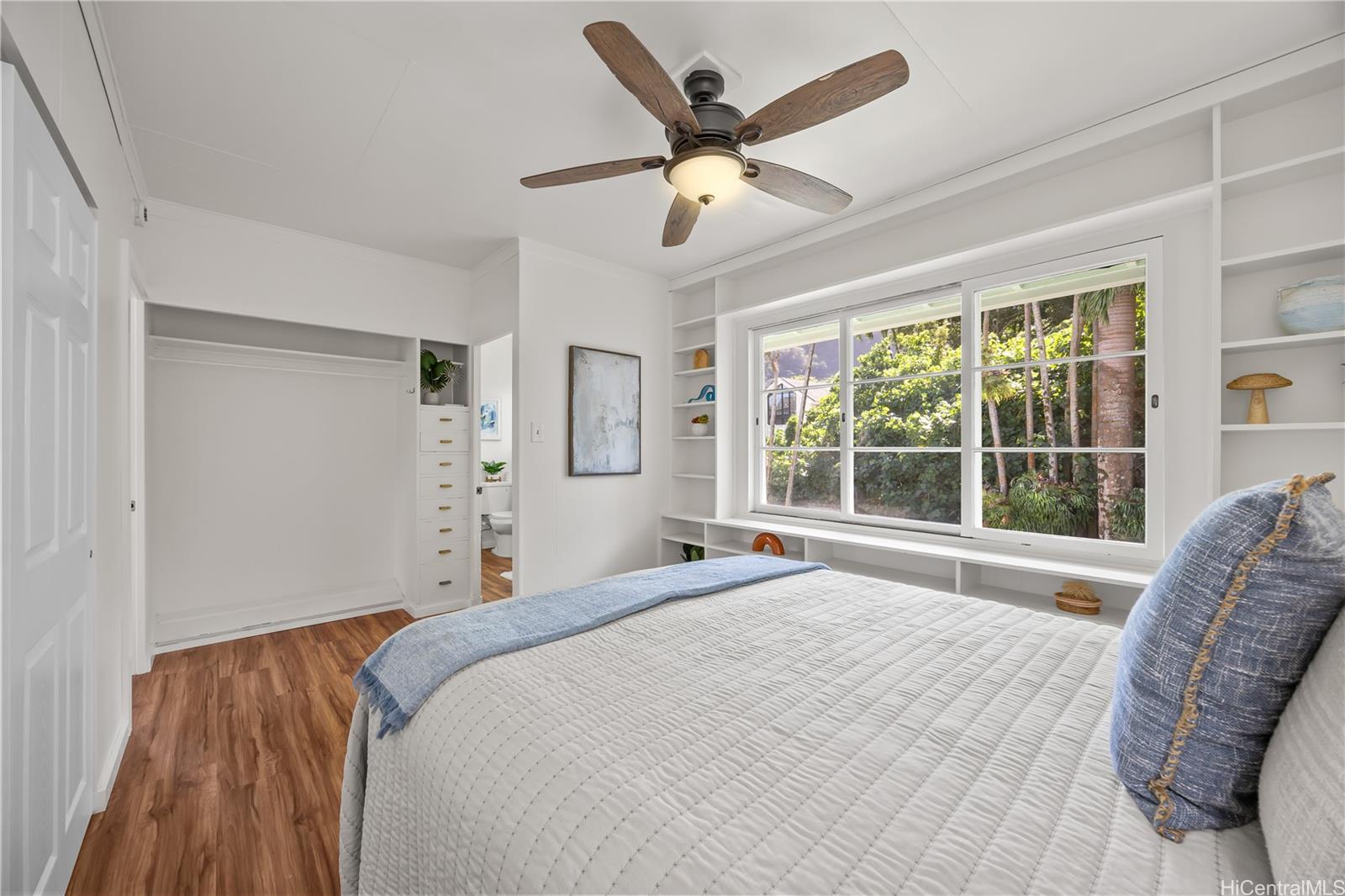 19 Hinalo Place Honolulu, HI 96817 - Photo 9 of 25 a bedroom with a large bed and a large window